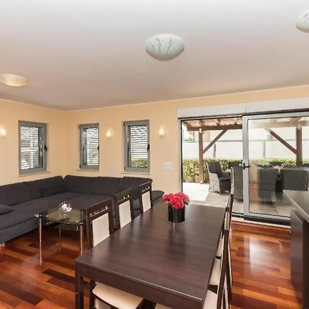 Luxury Marija, Μακάρσκα