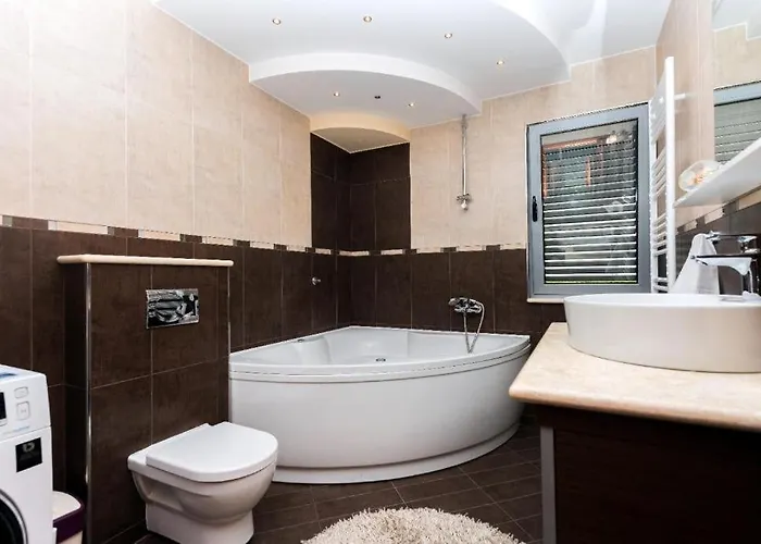 Luxury Marija, Μακάρσκα